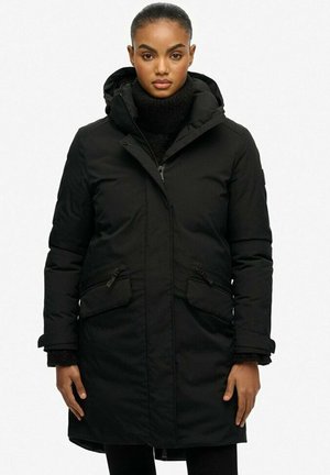 Zwarte gehoodiede parka met een rits aan de voorkant, zijzakken en geribbelde manchetten. Heeft een gladde textuur en een middellange stijl.