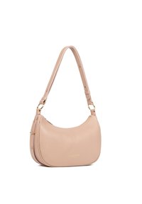 Borsa a spalla in pelle rosa morbida con forma curva, tracolla regolabile e dettagli in metallo dorato. Design semplice e minimalista con una superficie liscia.