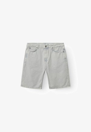 Šviesiai pilkos spalvos džinsinės šortai su standartine apatine dalimi, penkios kišenės ir sagos užsegimu. Savybė – subtilūs išblukimo efektai ir viršutinės siūlės detalės.