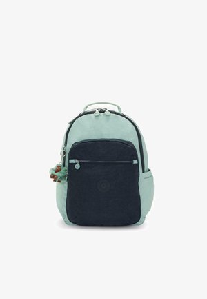 Rucksack mit einem hellen Mint-Oberteil, einer dunkelblauen Fronttasche, einem Reißverschlussverschluss und einem grünen Puff-Schlüsselanhänger. Strapazierfähiger Stoff mit glatter Textur.