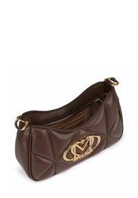 Borsa in pelle marrone trapuntata con logo ovale dorato e tasca con zip interna, leggermente aperta, mostrata su sfondo bianco.