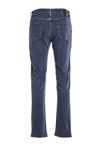 Jean en denim bleu foncé à coupe droite, cinq poches, avec un patch en cuir sur la ceinture. Texture lisse et coupe classique.