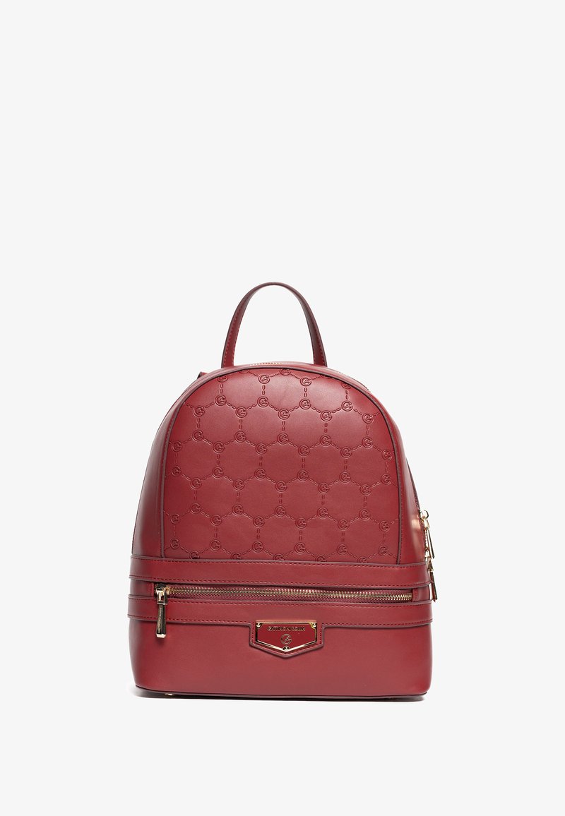 Czerwony skórzany plecak z wytłoczonym wzorem logo, zaokrąglonym wierzchem, podwójnymi kieszeniami na zamek i złotymi akcentami metalowymi.