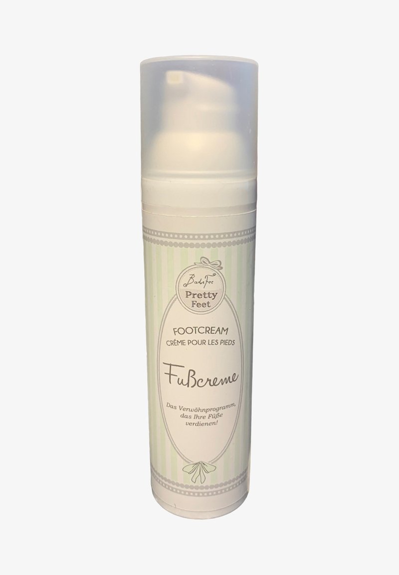 Weiße zylindrische Pumpflasche mit grünen vertikalen Streifen, beschriftet mit "Pretty Feet Fußcreme" in mehreren Sprachen, gekrönt von einem klaren Plastikdeckel.