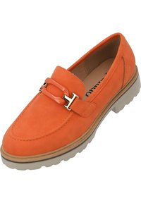 Mocasín de ante naranja con una textura suave, que presenta un acento dorado y una suela de goma beige con un patrón en zigzag.