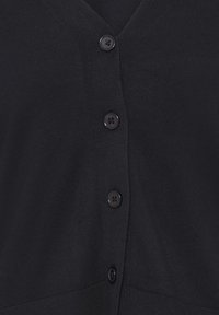 Cardigan noir en tricot avec un col en V, cinq boutons noirs et une finition texturée avec un ourlet côtelé.