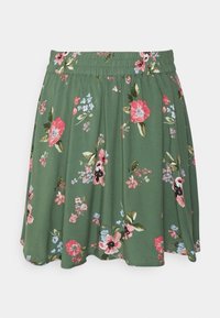 Falda de estampado floral hecha de tela ligera. Cuenta con una cintura elástica. Predominantemente verde con patrones de flores rosas, azules y blancas.