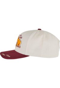 Hvid kasket med en bordeaux skygge og topknap. Har broderet design med gule solbriller og tekst. Lavet af kraftigt stof.
