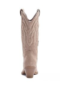 Bota western de ante color marrón claro con costuras decorativas, asas de tiro en la parte superior y un tacón de madera apilada.