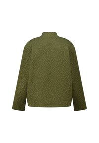 Olijfgroen gequilt pullover met een hoge nek en lange mouwen. Kenmerkt zich door een textuurpatroon van met elkaar vervlochten lijnen over de stof.