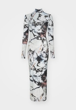 Vestido de manga larga con un patrón inspirado en mármol en tonos de blanco, negro y toques de rosa, con un cuello alto y una silueta ajustada.