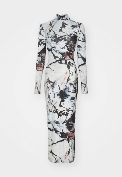 Vestido de manga longa com um padrão inspirado em mármore nas tonalidades de branco, preto e toques de rosa, com um decote alto e silhueta justa.
