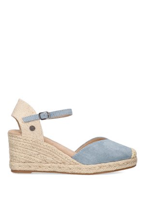 Espadrilles de cuña de ante azul con suela de yute trenzada, correa ajustable en el tobillo y un acento en el talón de lona texturizada. Diseño de punta abierta.