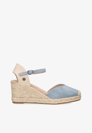 Espadrilles de cuña de ante azul con suela de yute trenzada, correa ajustable en el tobillo y un acento en el talón de lona texturizada. Diseño de punta abierta.