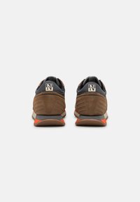 Scarpe da ginnastica in suede marrone e mesh grigio con dettagli arancioni, dotate di un colletto imbottito e un tallone testurizzato per comfort e supporto.