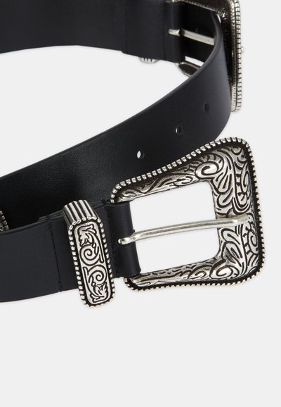 Curea din piele neagră, dotată cu un cataramă argintie ornate, cu gravuri elaborate și un bord textured, concepută pentru ajustare.
