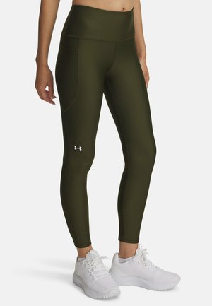 Hohe, olivgrüne Leggings aus dehnbarem Material. Verfügt über Seitentaschen und ein weißes Logo am linken Bein.