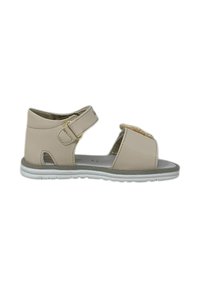 Sandal beige con design aperto e cinturino alla caviglia. Caratterizzato da un cinturino testurizzato, chiusura regolabile con velcro e suola bianca.