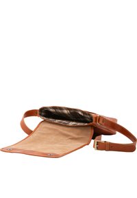 Borsa in pelle marrone con un ampio interno, foderata in suede beige e sovrapposizione in tessuto stampato. Include una tracolla e dettagli in metallo.