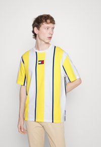 Tommy Jeans SKATER VERTICAL STRIPE TEE - Tricou cu imprimeu - warm yellow