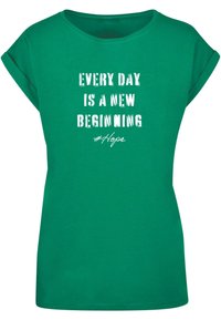 Grünes Baumwoll-T-Shirt mit umgeschlagenen Kurzärmeln. Auf der Vorderseite steht in weißer Schrift: "JEDER TAG IST EIN NEUER ANFANG" und "#Hoffnung" in einer geschwungenen Schriftart.
