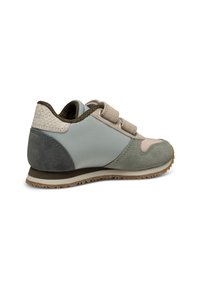 Sneaker aus einer Mischung aus hellblauen, grauen und grünen Materialien; Wildleder und synthetisches Leder; doppelte Klettverschlüsse; strukturierte Fersendetails.