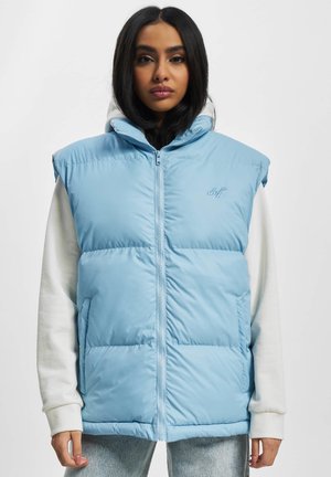 Lyseblå puffervest med høy krage, glidelås og sidelommer. Laget av glatt, lett stoff med quilterte detaljer.