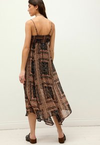 Next TIE FRONT CAMI REGULAR FIT - Denní šaty - brown black tile print