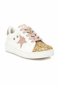 Zapatilla blanca con una punta dorada brillante, acento de estrella rosa y cordones a juego. Presenta ojales metálicos y una suela de goma texturizada.