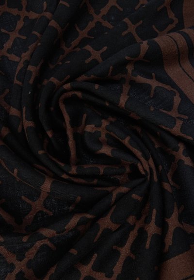 Fekete szövet barna absztrakt mintával, lágy tapintású és könnyű esésű, különféle textilipari alkalmazásokhoz alkalmas.