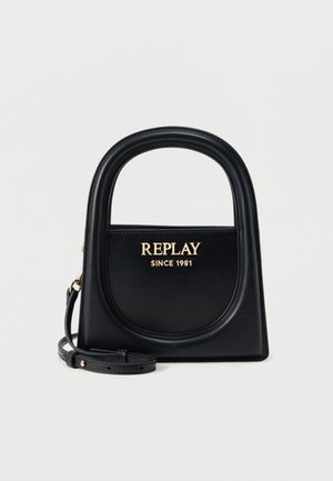 Czarna skórzana torebka z zaokrąglonym uchwytem, złotym logo „REPLAY Since 1981” oraz odpinanym paskiem na białym tle.