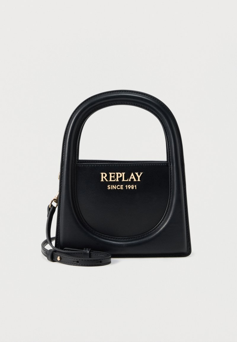 Μαύρη δερμάτινη τσάντα χειρός με στρογγυλό επάνω χερούλι, χρυσό λογότυπο "REPLAY Since 1981" και αποσπώμενο λουρί σε λευκό φόντο.