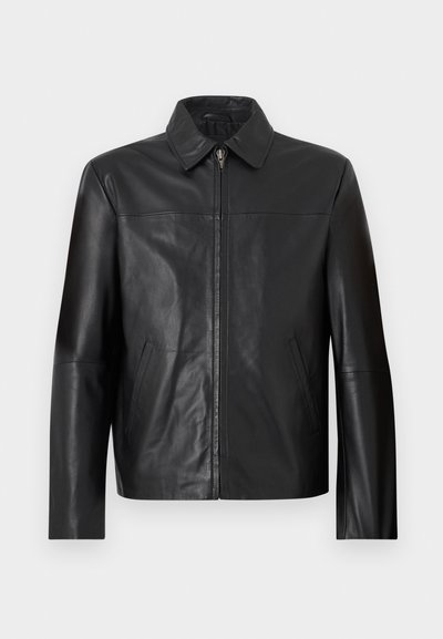 Μαύρο δερμάτινο μπουφάν με εμπρόσθιο φερμουάρ, κλασικό γιακά, μακριά μανίκια και δύο πλαϊνές τσέπες σε λευκό φόντο.