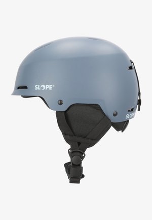 Matte blauwe Slope merk helm met verstelbare zwarte kinband en gevoerde oorbescherming, ontworpen voor wintersporten of fietsen.