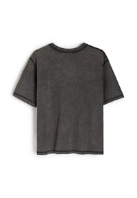 Szara koszulka z krótkim rękawem, wykonana z teksturowanej tkaniny, z okrągłym dekoltem i kontrastowymi szwami wzdłuż brzegów. Widok z tyłu.