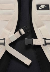 Μαύρο και μπεζ ιμάντες τσάντας πλάτης Nike με ρυθμιζόμενες αγκράφες και επενδεδυμένο πίσω πάνελ για υποστήριξη και άνεση.