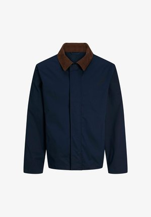 Mornarsko moderjakna z ovratnikom iz rjave ribje žamete. Ima sprednji zapenjanje in dolge rokave. Narejena je iz gladkega, lahkega materiala.