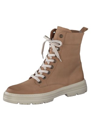 Bottine en cuir tan avec des lacets blancs, œillets en métal et une semelle en caoutchouc blanc texturé. Caractérisée par une languette à l'arrière pour un enfilage facile.
