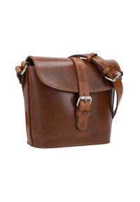 Braune Lederschultertasche mit Klappenverschluss, verstellbarem Tragegurt, silberner Hardware und glatter Textur. Merkmale sind gestickte Details.