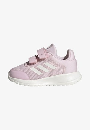 Scarpe sportive rosa con tomaia in rete traspirante e suola in gomma. Presentano due strappi in Velcro e tre strisce bianche sul lato.