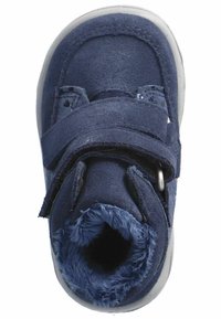 Námořnické modré semišové boty s měkkým, chlupatým vnitřkem. Obsahují suchý zip a strukturovanou podrážku pro lepší úchop. Kulatá špička.