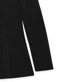 Blazer nero su misura con un design strutturato, tessuto liscio e rever prominenti senza hardware visibili o decorazioni.