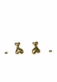 Guld hjärtformade örhängen med en slät, glänsande yta. Inkluderar små baksidor för säker användning.