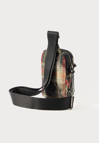 Τσάντα crossbody με καρό σχέδιο σε μαύρο ύφασμα, με κόκκινες, κίτρινες και πράσινες γραμμές, με φερμουάρ και επίπεδο ρυθμιζόμενο λουρί. Συμπαγής σχεδίαση.