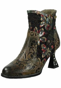 Botín negro y marrón con bordado floral, lentejuelas y una hebilla decorativa. Presenta un tacón cuadrado y cuero texturizado.