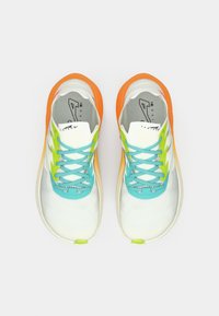 Zapatillas deportivas blancas con suelas naranjas, cordones turquesas y acentos verdes. Parte superior de tejido texturizado con un diseño aerodinámico.
