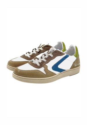 Sneaker in camoscio marrone e pelle bianca con dettagli blu, design con lacci e linguetta verde sul tallone. Presenta una suola testurizzata e marchio.