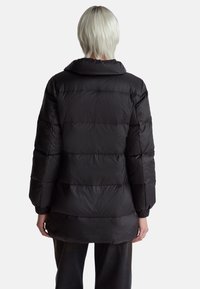 Černá péřová bunda s vysokým límcem, horizontálním prošíváním, elastickými manžetami a volným střihem, zobrazená zezadu.