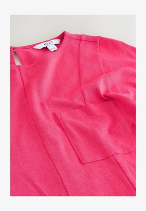 Roosa kootud top, millel on sügav kaelus, lühikesed varrukad ja ees tasku. Kangas on sileda tekstuuriga ning veidi läikiv.