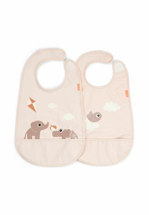 Twee vaalroze slabbetjes met dierenontwerpen: één met een olifant, nijlpaard en vlieger, de ander met een vogel en wolken, beide met drukknoopsluiting.
